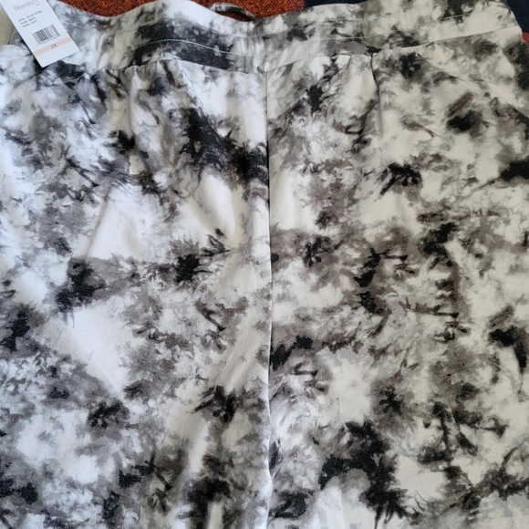 Stylish Black and White Flare Jeans - Picture 1 of 10